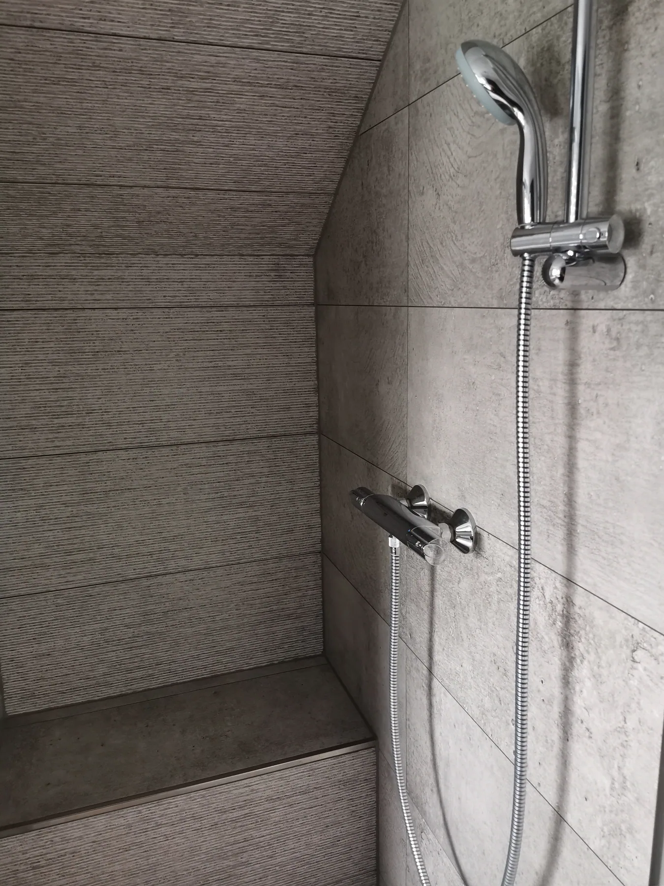 Separate geflieste Dusche mit fest eingebauter Sitzbank