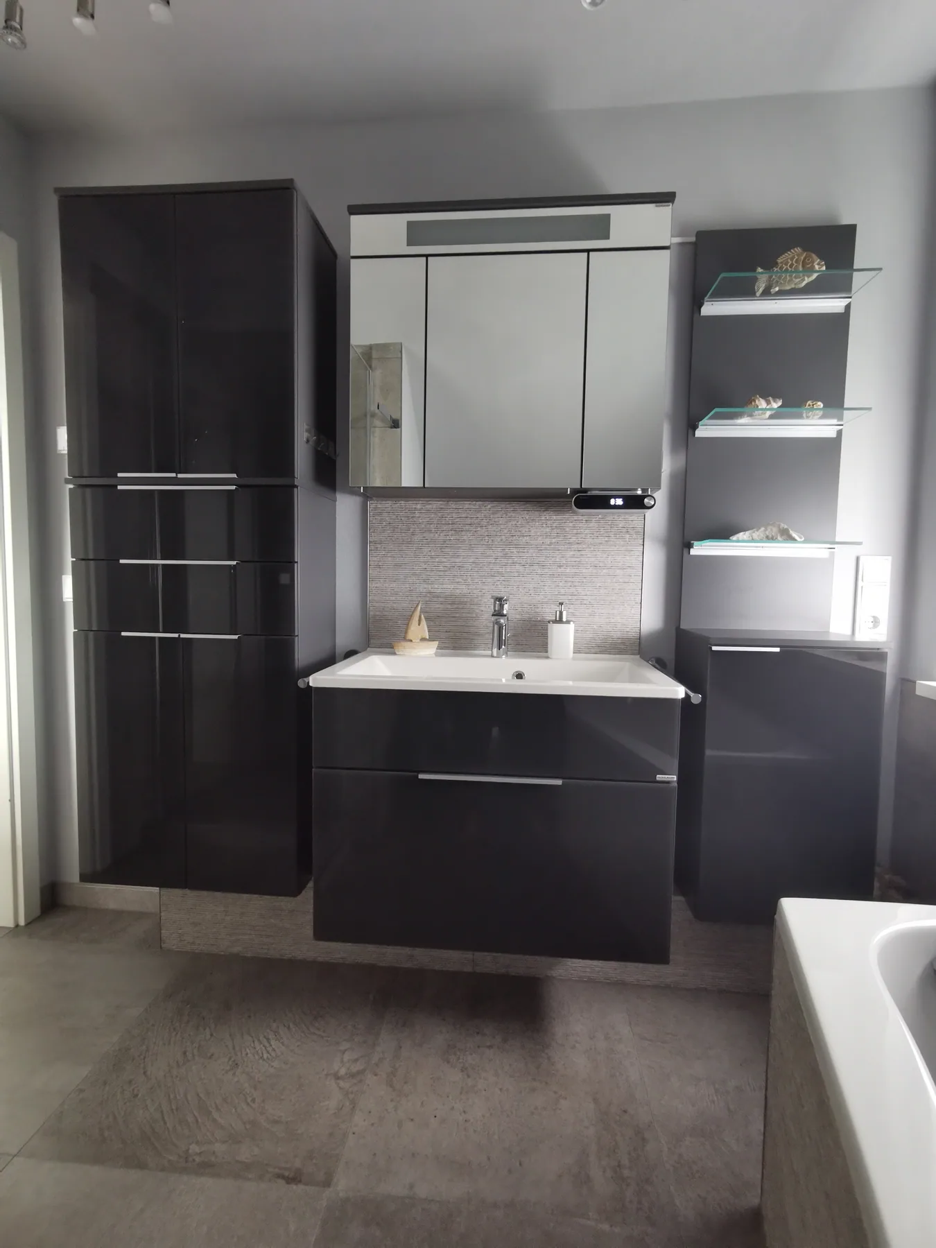 Moderner Waschplatz mit Spiegelschrank und Badmöbeln