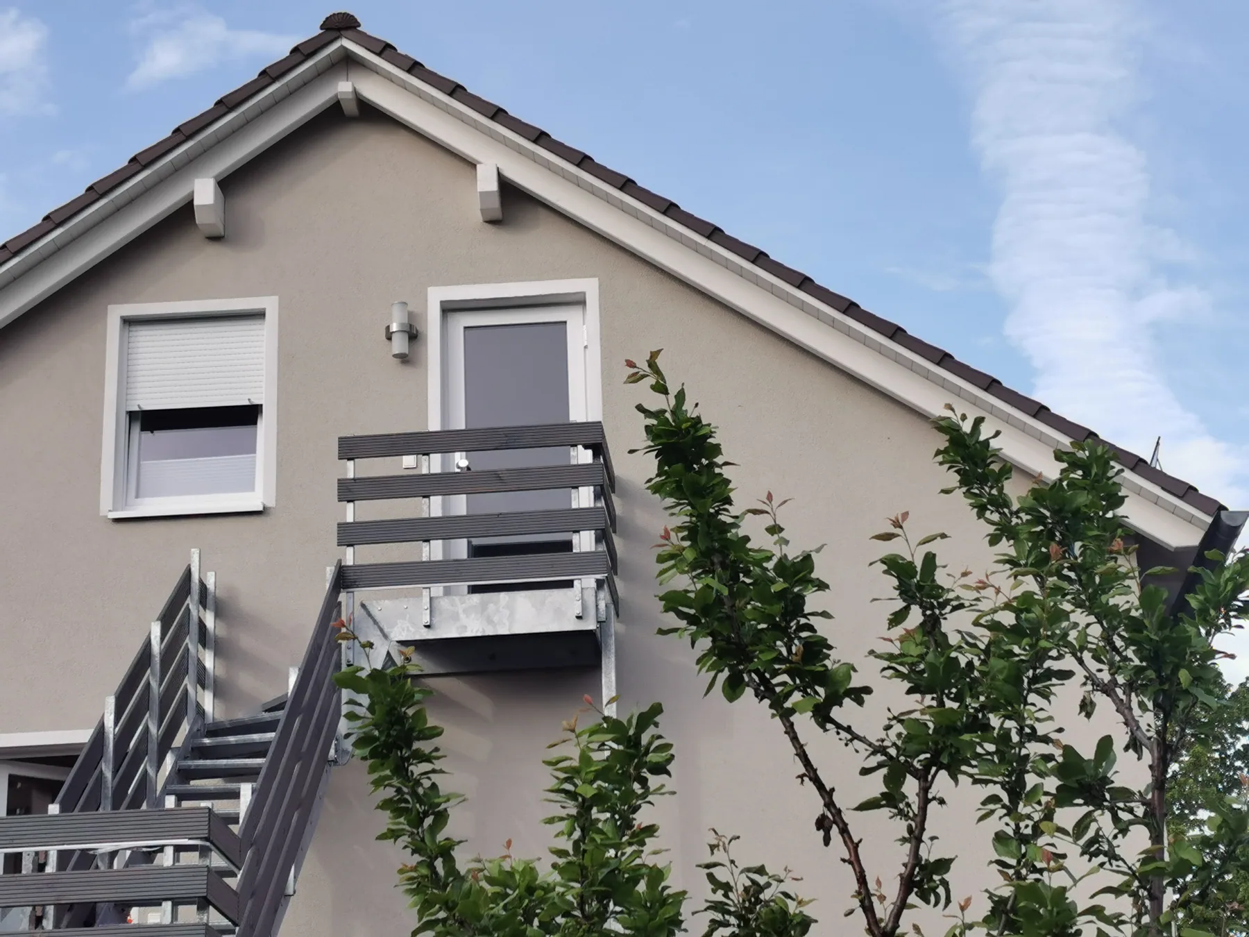 Außenansicht des Hauses mit Treppe zur Dachgeschosswohnung