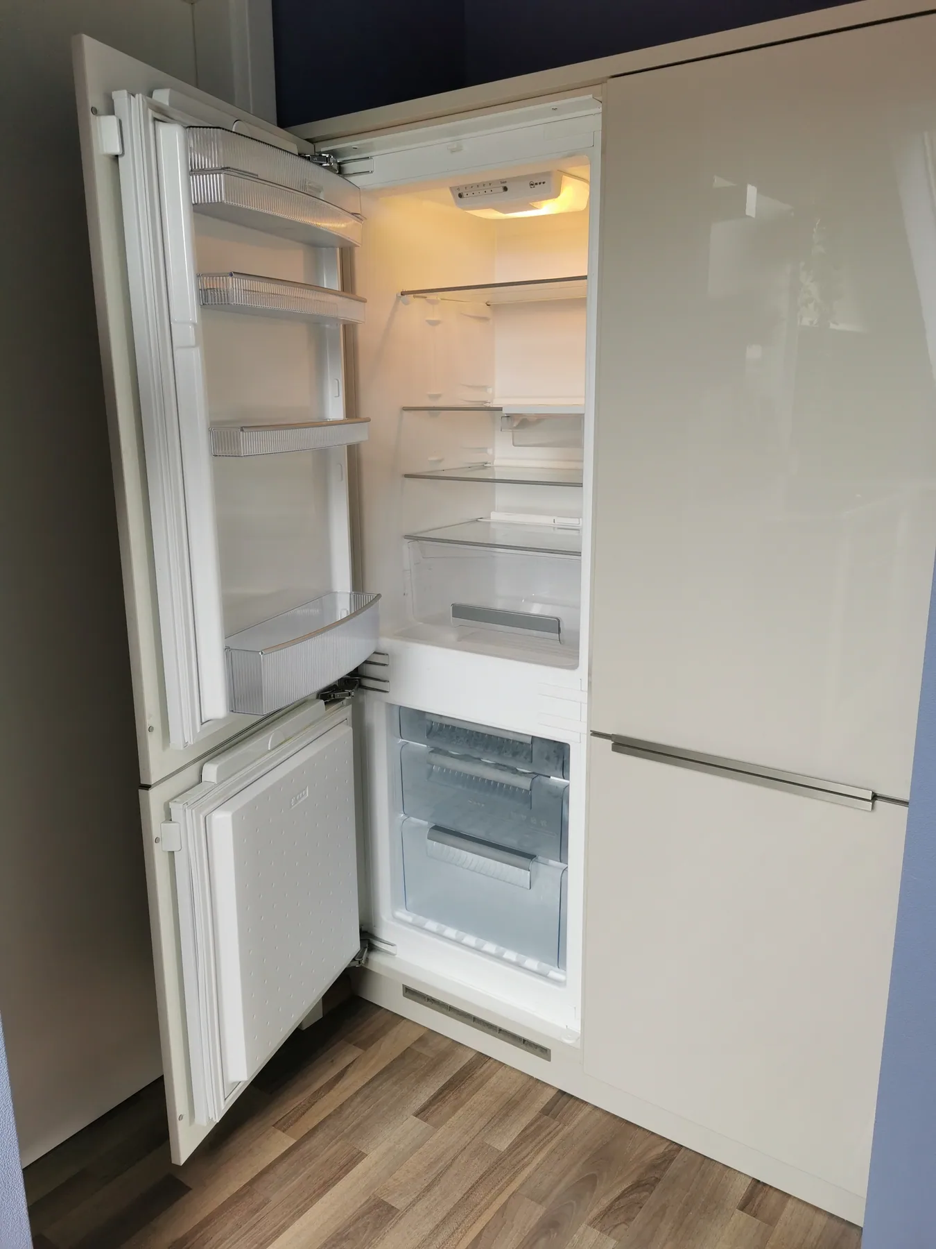 Geöffneter Kühl- und Gefrierschrank in der Küche
