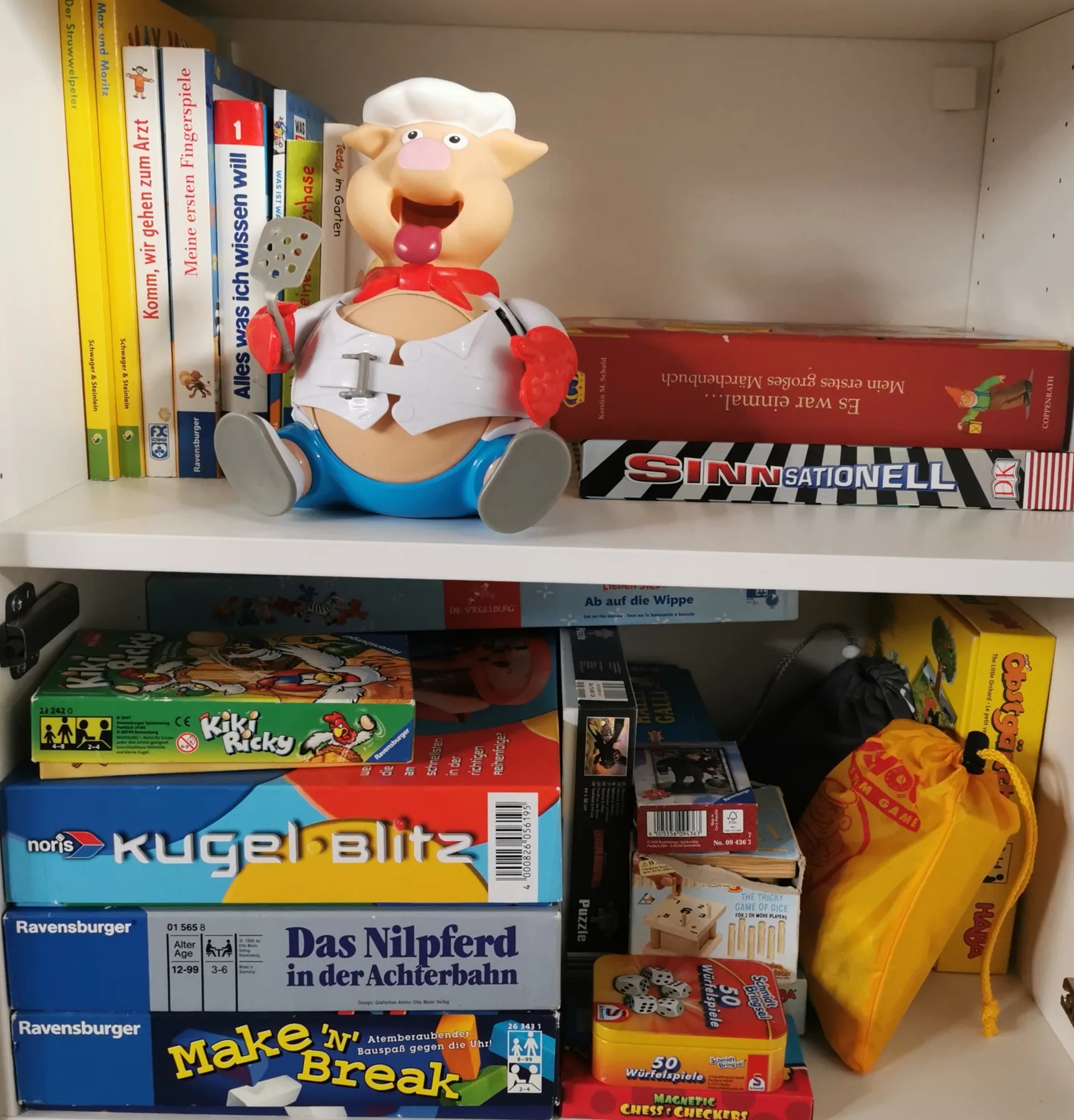 Regal mit Gesellschaftsspielen und Kinderbüchern