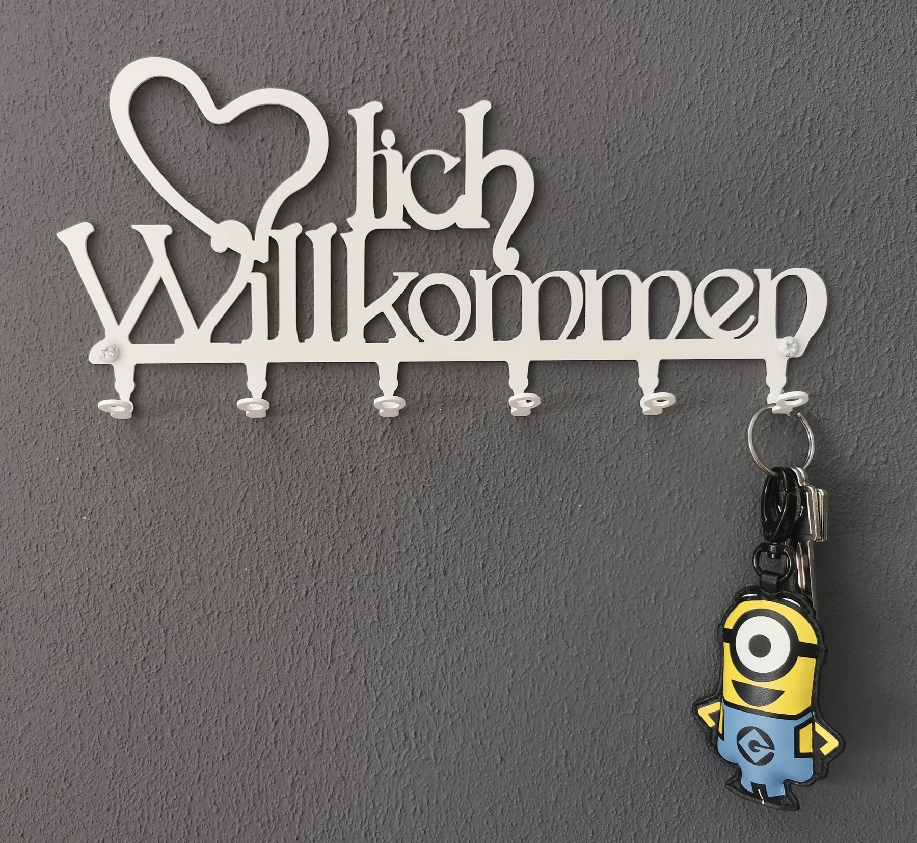 Willkommen-Schriftzug mit Schlüsselhaken im Eingangsbereich